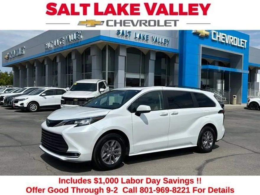 2023 Toyota Sienna XLE photo 1