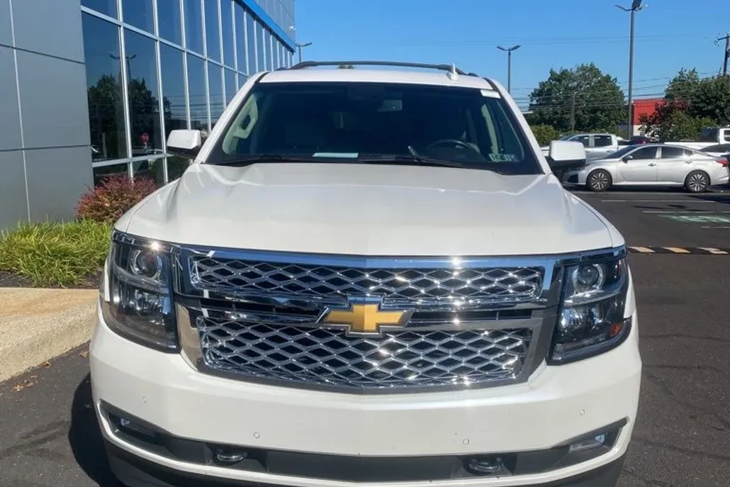 2018 Chevrolet Suburban LT photo 1