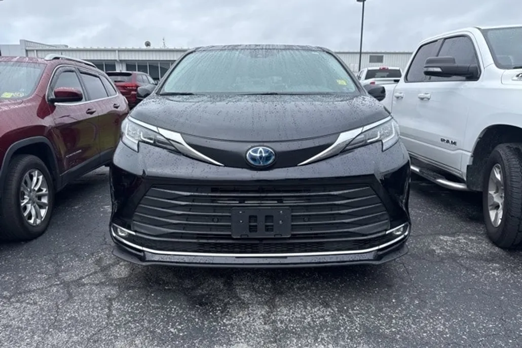 2023 Toyota Sienna XLE photo 1
