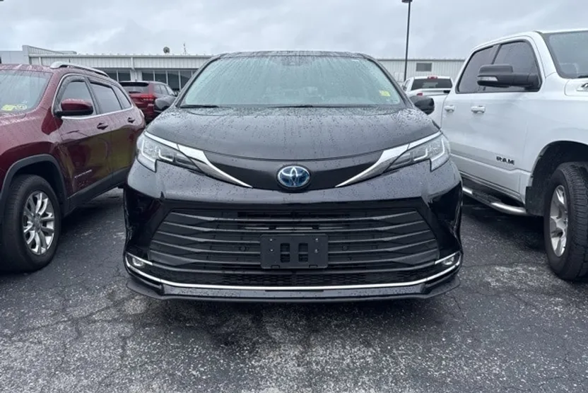 2023 Toyota Sienna XLE photo 1