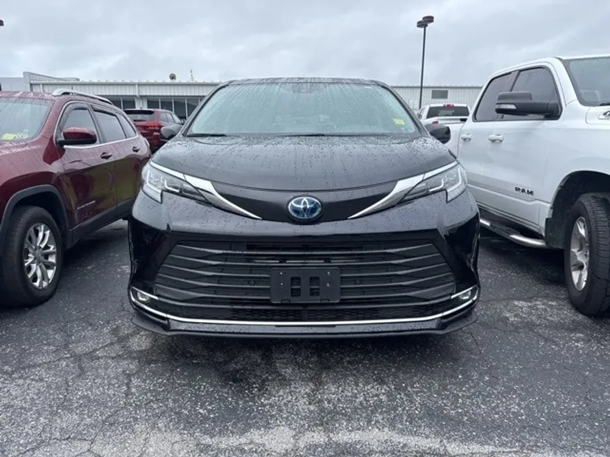 2023 Toyota Sienna XLE photo 1