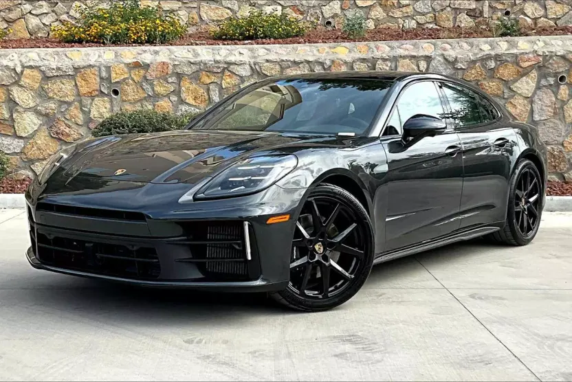 2025 Porsche Panamera 4 photo 1