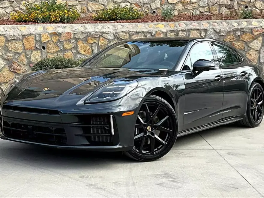 2025 Porsche Panamera 4 photo 1