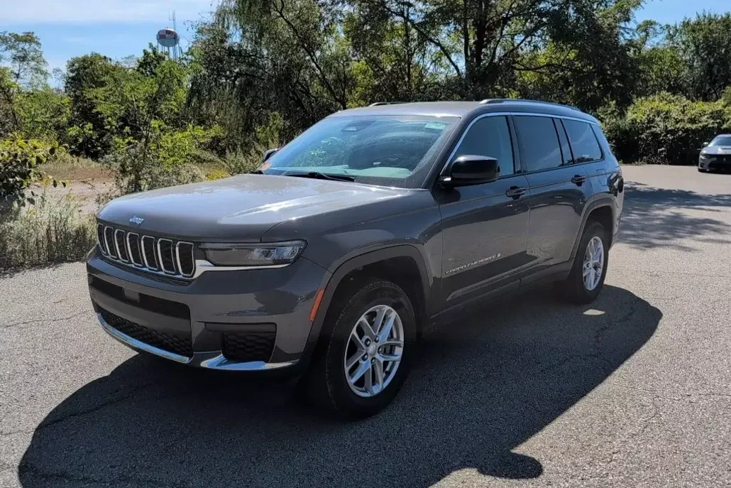 2023 Jeep Grand Cherokee Laredo photo 1