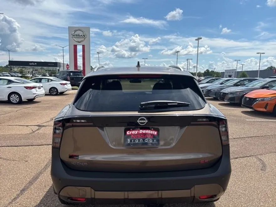 2025 Nissan Kicks SR photo 1