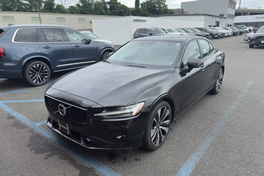 2022 Volvo S60 B5 photo 1