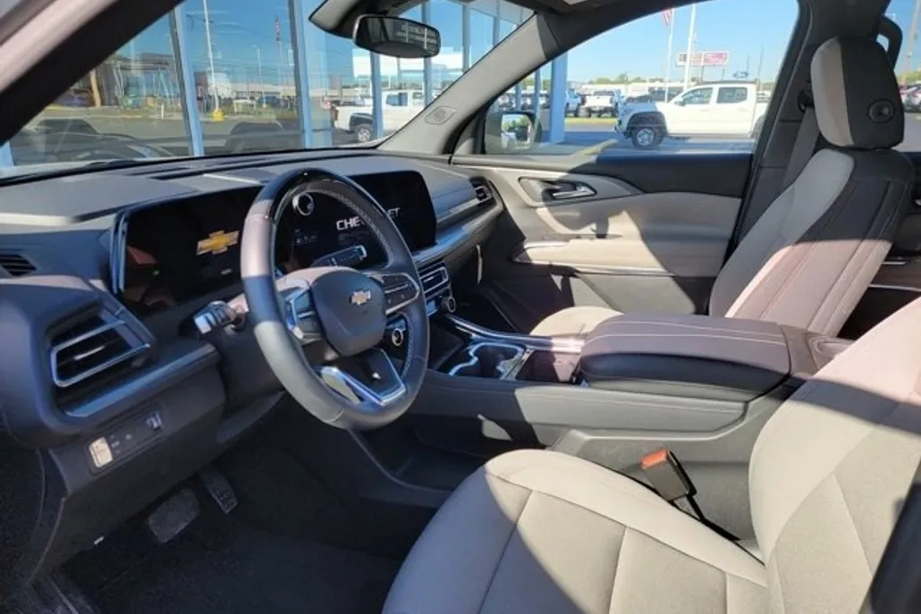 2024 Chevrolet Traverse photo 1