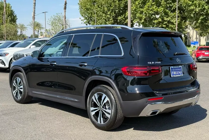 2026 Mercedes Benz GLB 250 photo 1