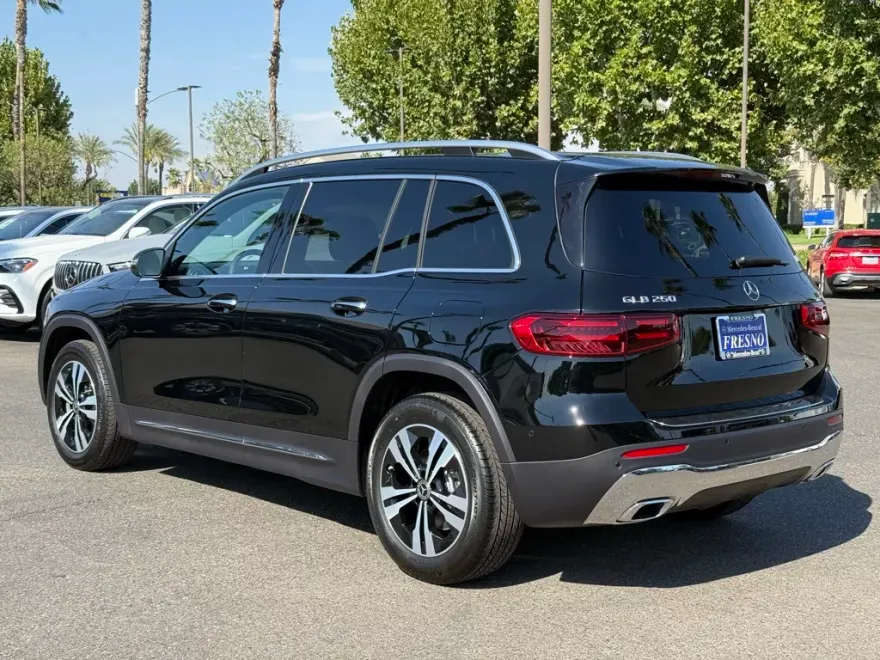 2026 Mercedes Benz GLB 250 photo 1