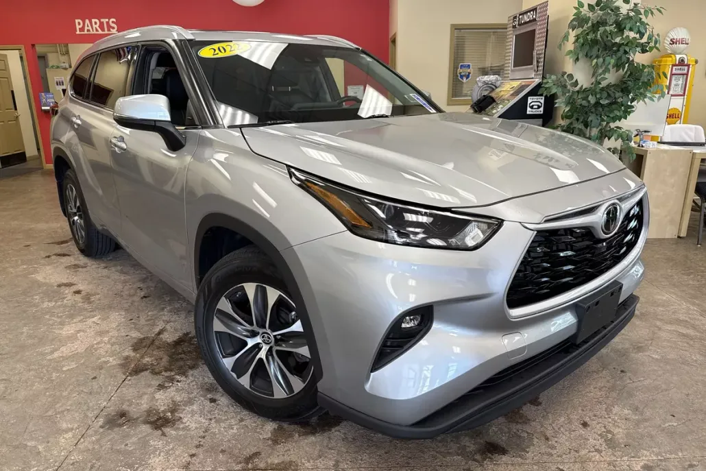 2022 Toyota Highlander XLE photo 1