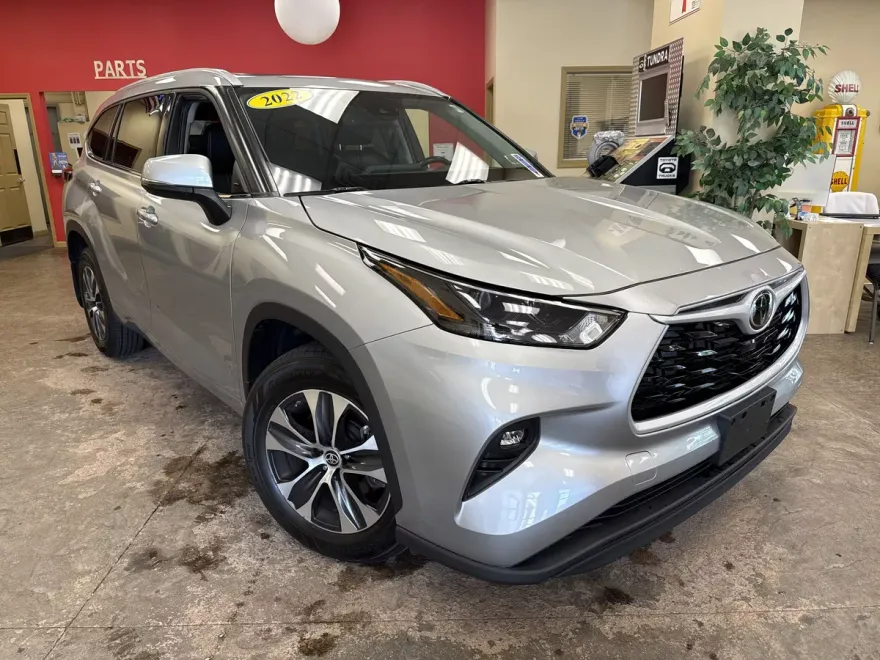 2022 Toyota Highlander XLE photo 1