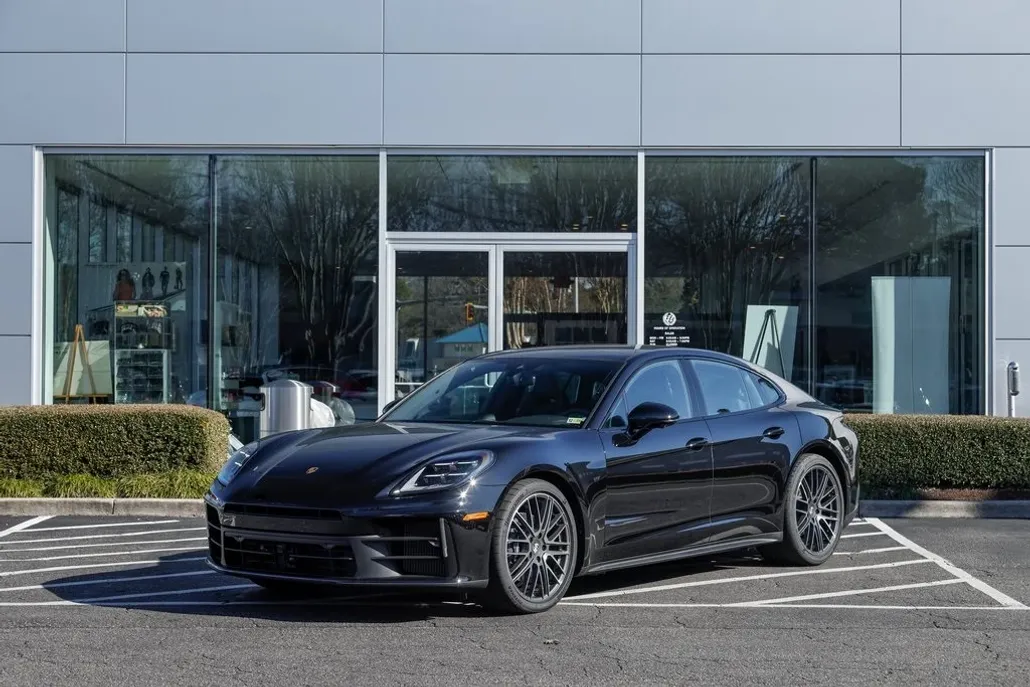 2025 Porsche Panamera 4 photo 1