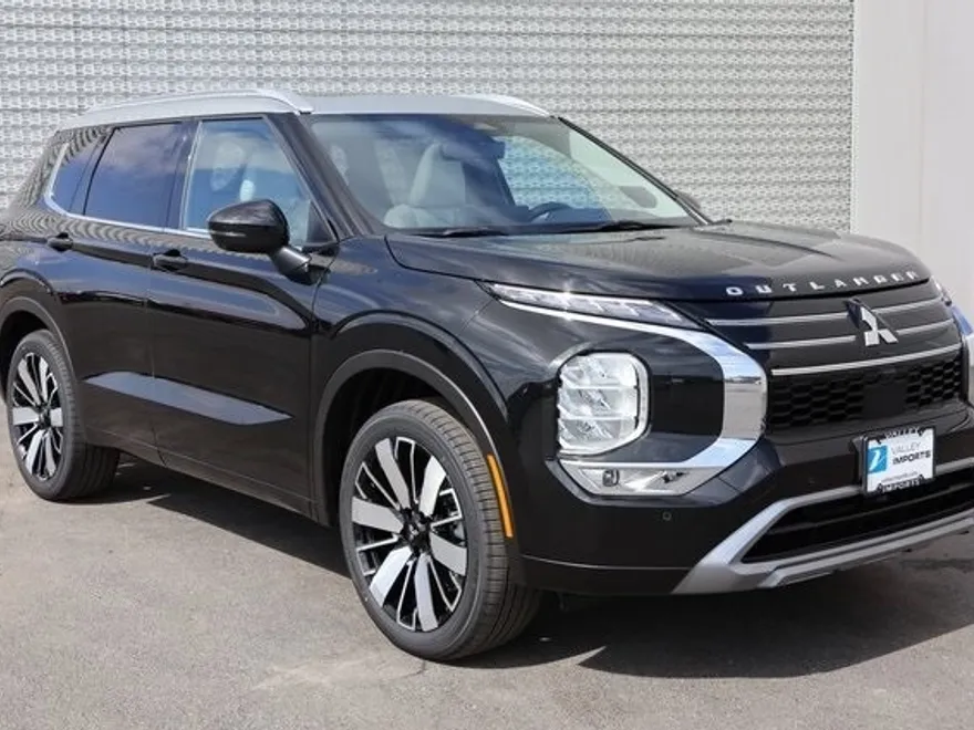 2025 Mitsubishi Outlander SEL photo 1