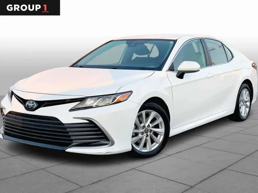 2023 Toyota Camry LE photo 1