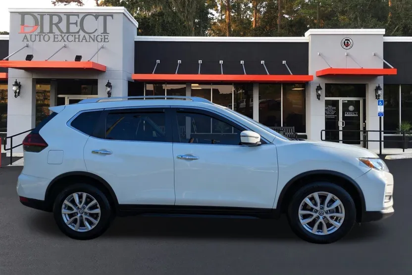 2020 Nissan Rogue SV photo 1