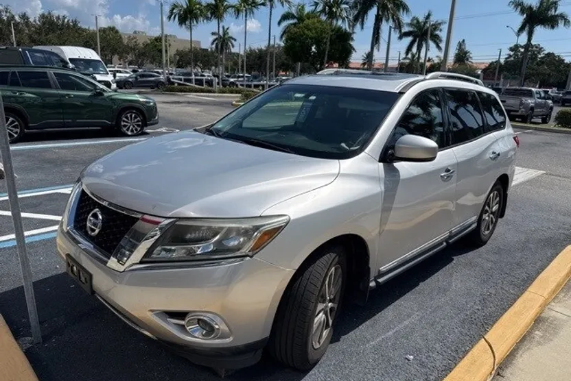 2013 Nissan Pathfinder SL photo 1
