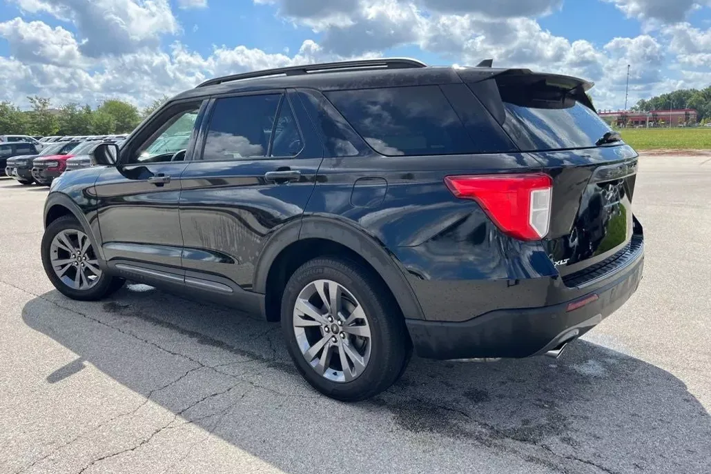 2022 Ford Explorer XLT photo 1