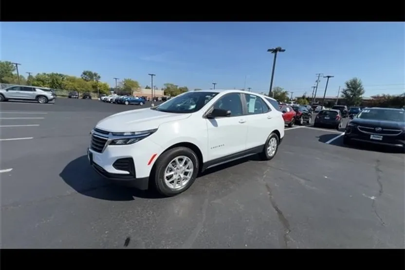2022 Chevrolet Equinox LS photo 1