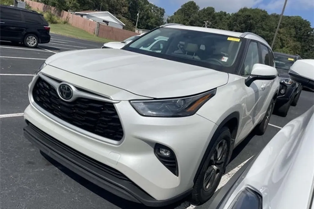 2024 Toyota Highlander XLE photo 1