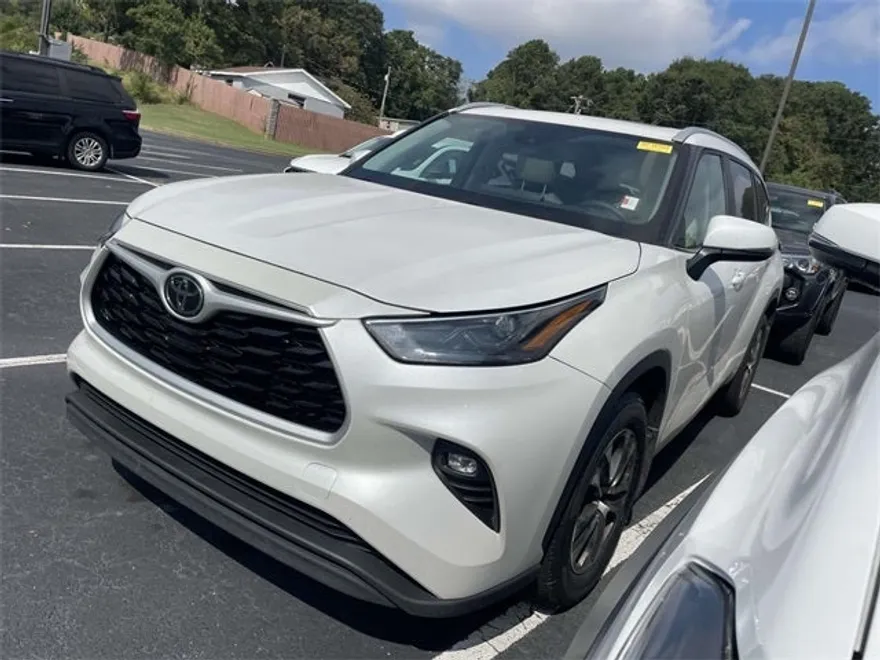 2024 Toyota Highlander XLE photo 1