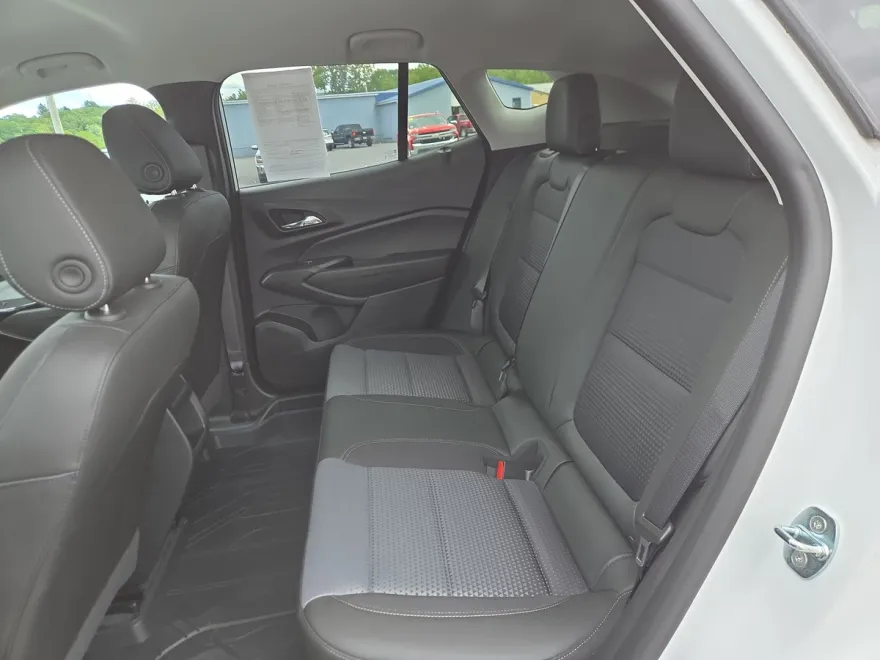 2024 Chevrolet Trax LT photo 1