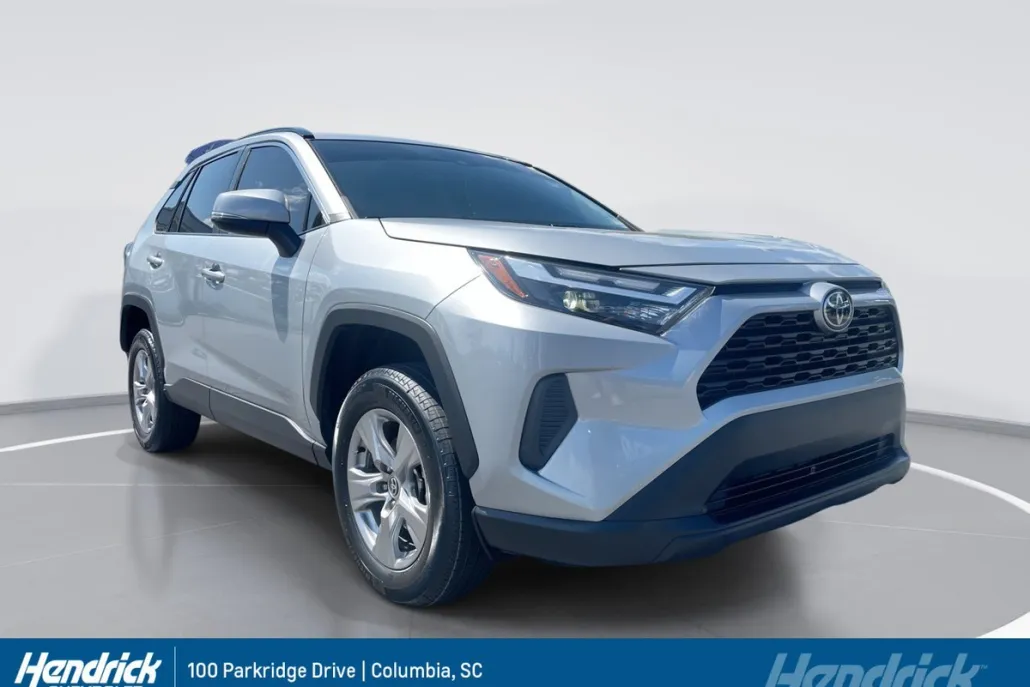 2022 Toyota RAV4 XLE photo 1