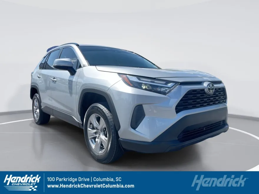 2022 Toyota RAV4 XLE photo 1