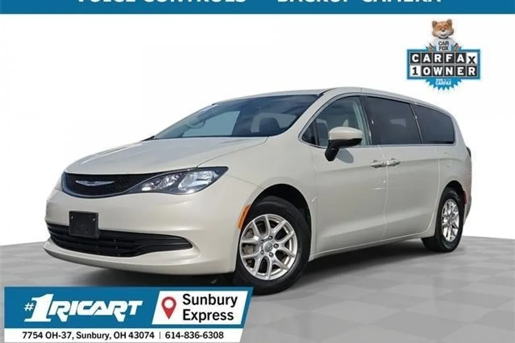 2017 Chrysler Pacifica Touring photo 1
