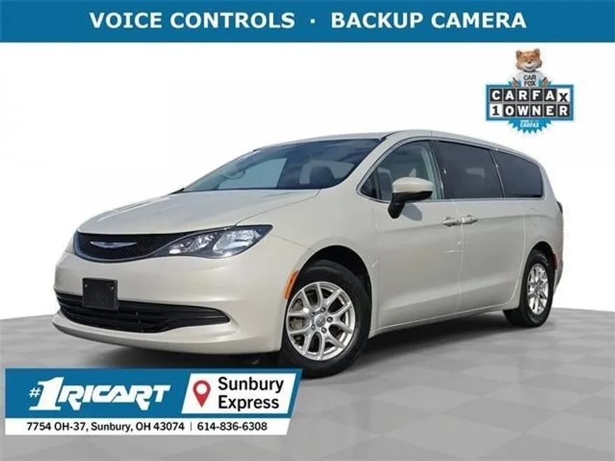 2017 Chrysler Pacifica Touring photo 1