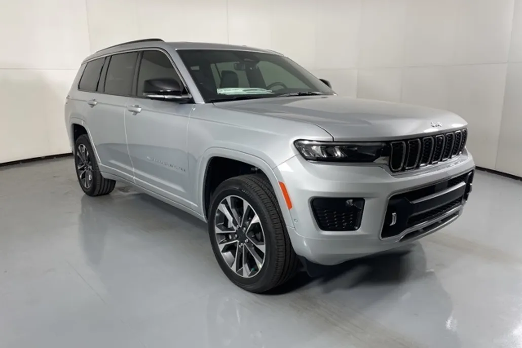 2025 Jeep Grand Cherokee Overland photo 1