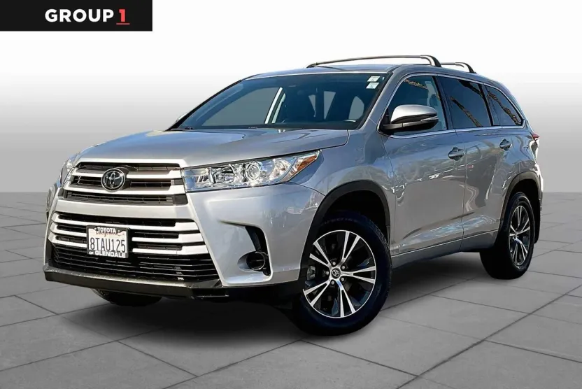 2018 Toyota Highlander LE photo 1
