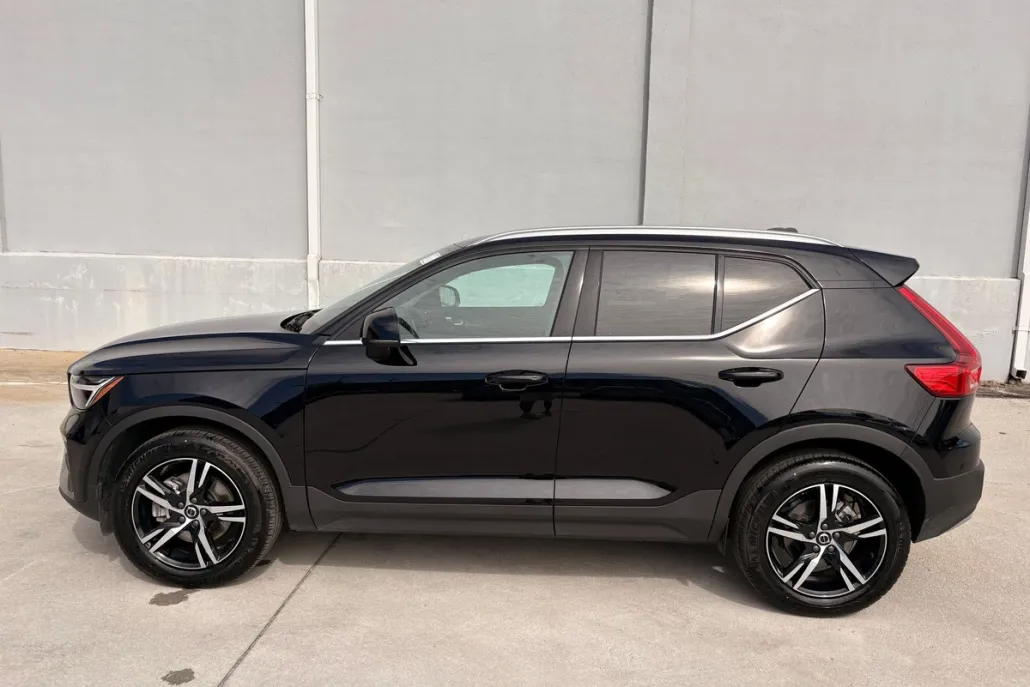 2025 Volvo XC40 Core photo 1
