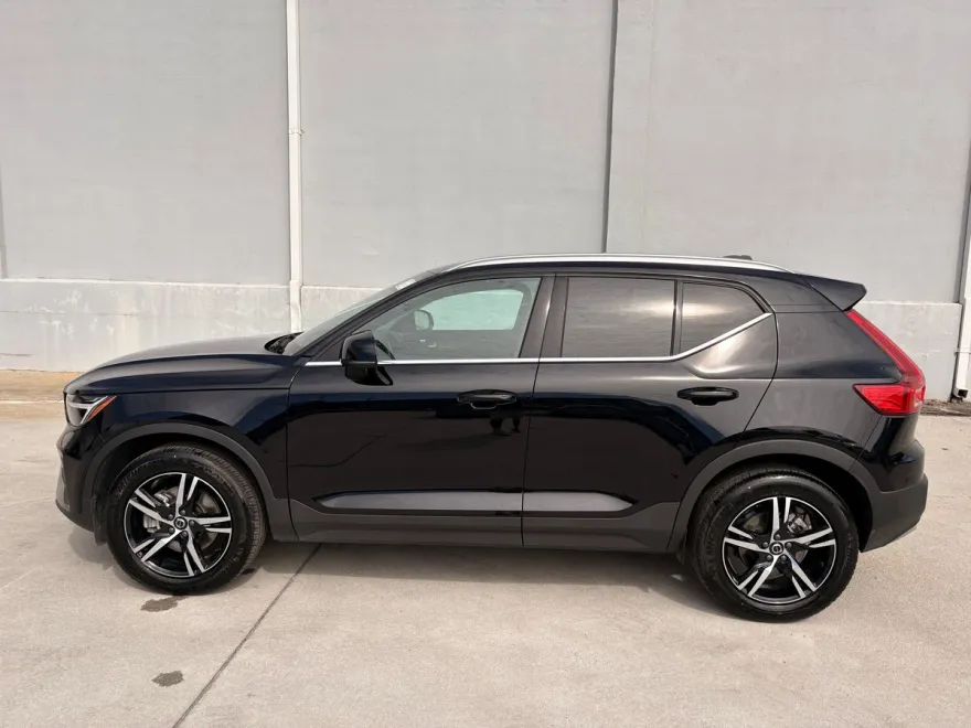 2025 Volvo XC40 Core photo 1