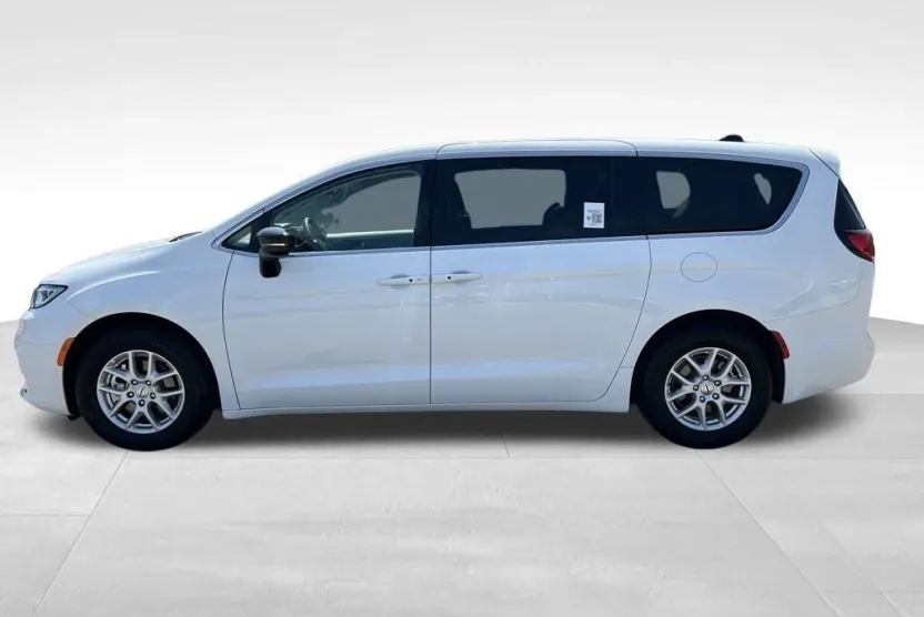2024 Chrysler Pacifica Touring L photo 1