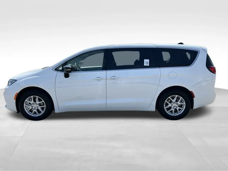 2024 Chrysler Pacifica Touring L photo 1