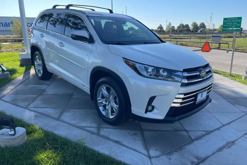 2019 Toyota Highlander Hybrid Limited photo 1