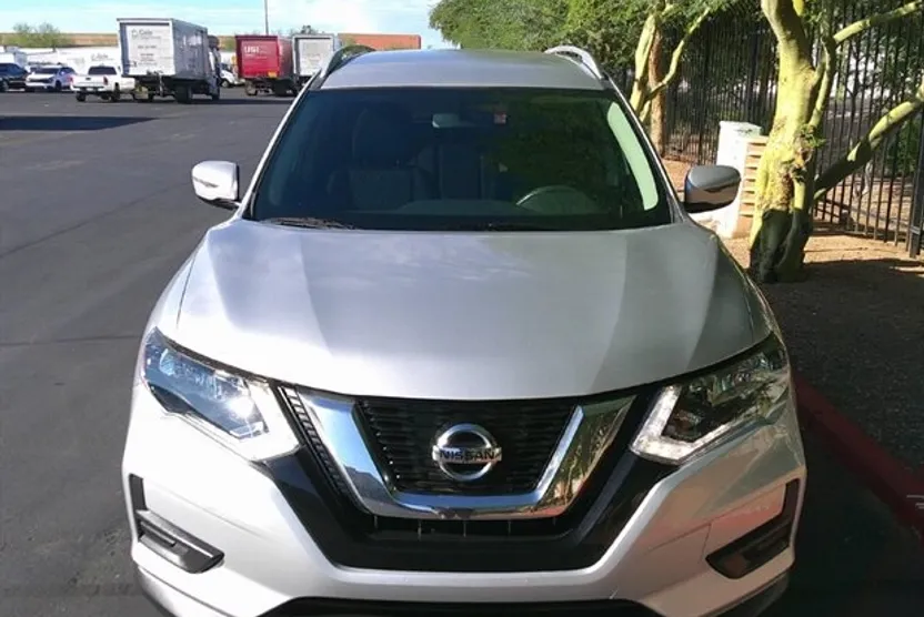2017 Nissan Rogue SV photo 1