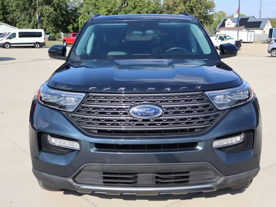 2023 Ford Explorer XLT photo 1