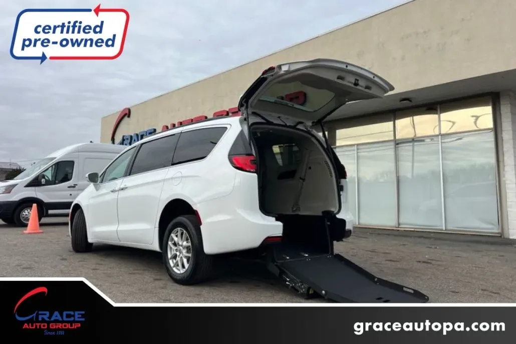 2022 Chrysler Pacifica Touring L photo 1