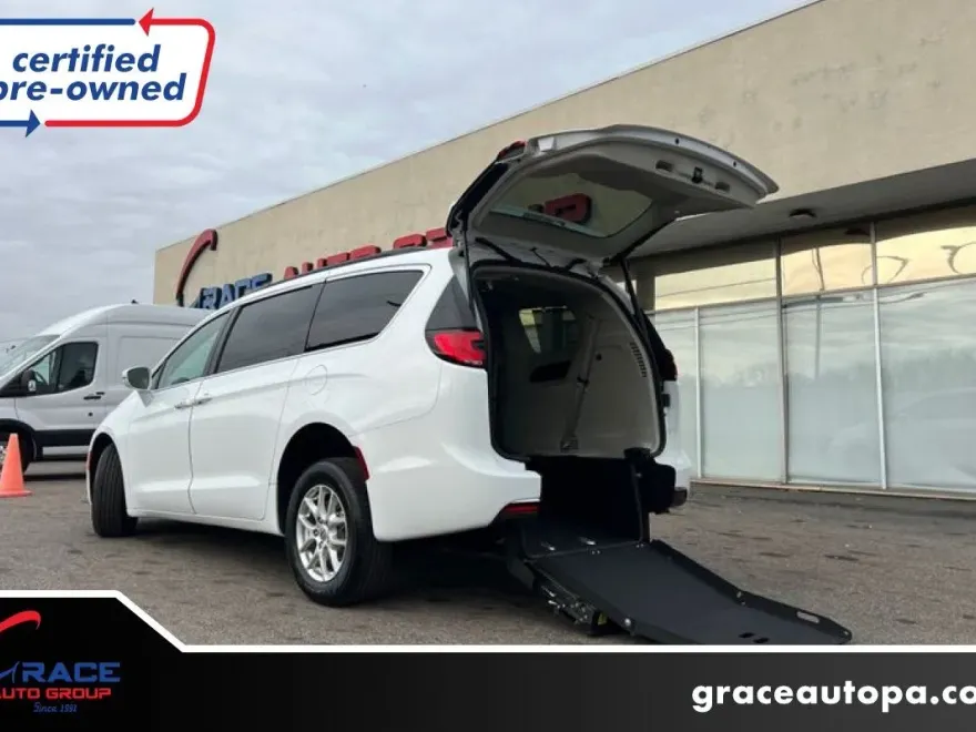 2022 Chrysler Pacifica Touring L photo 1