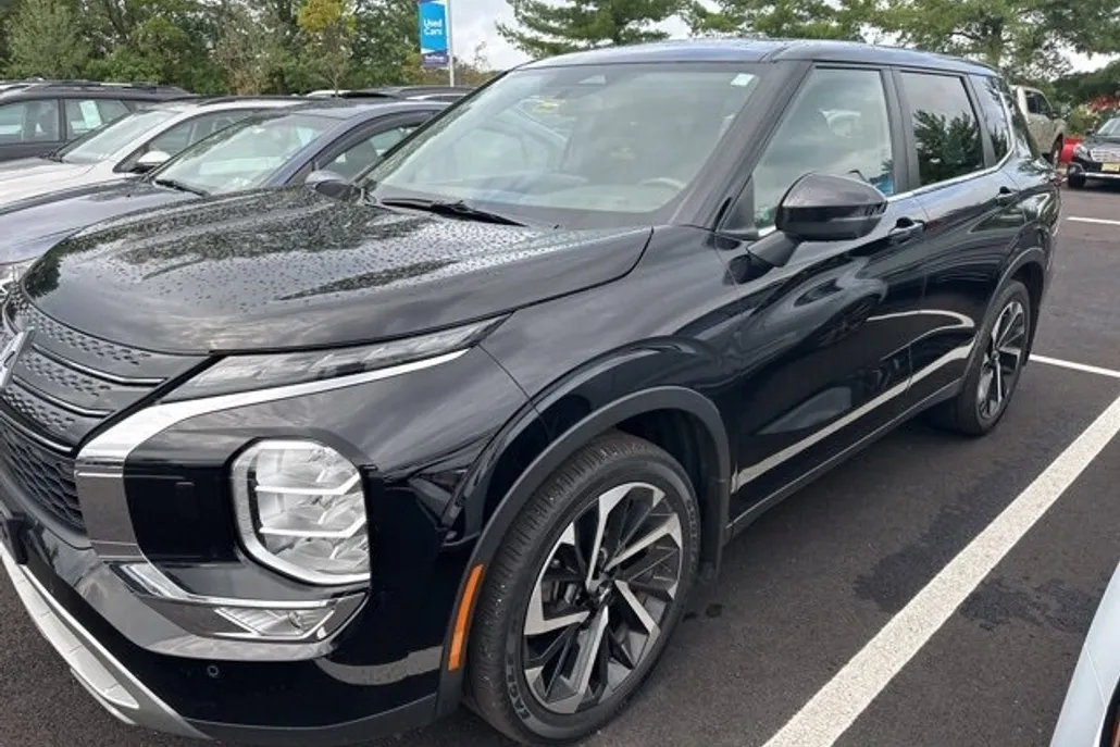 2022 Mitsubishi Outlander SE photo 1