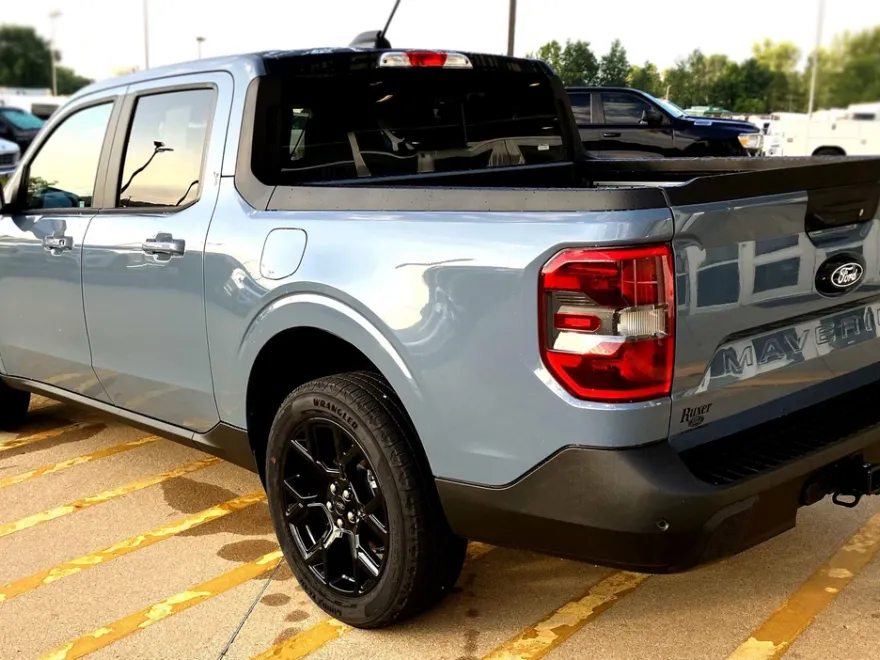 2025 Ford Maverick Lariat photo 1