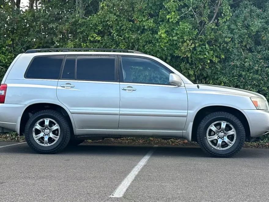 2004 Toyota Highlander Base photo 1