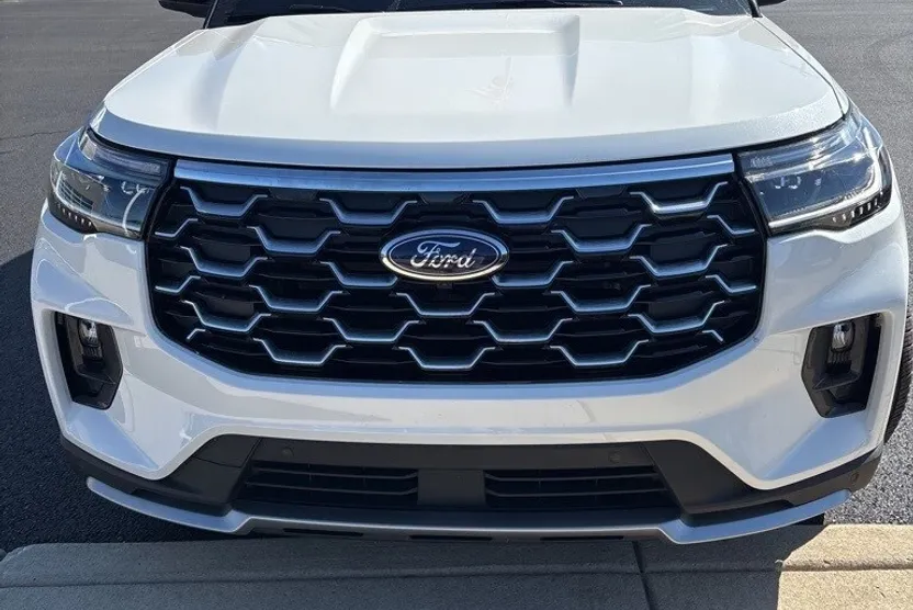 2025 Ford Explorer Platinum photo 1