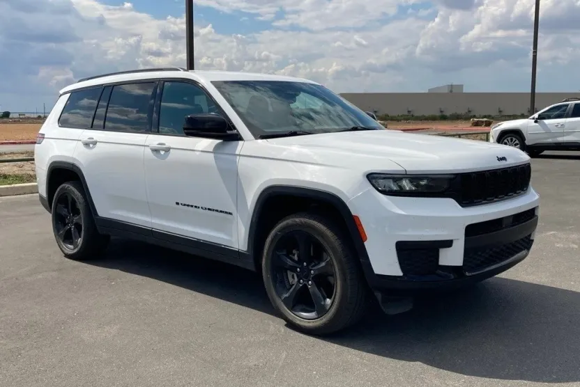 2023 Jeep Grand Cherokee Altitude photo 1