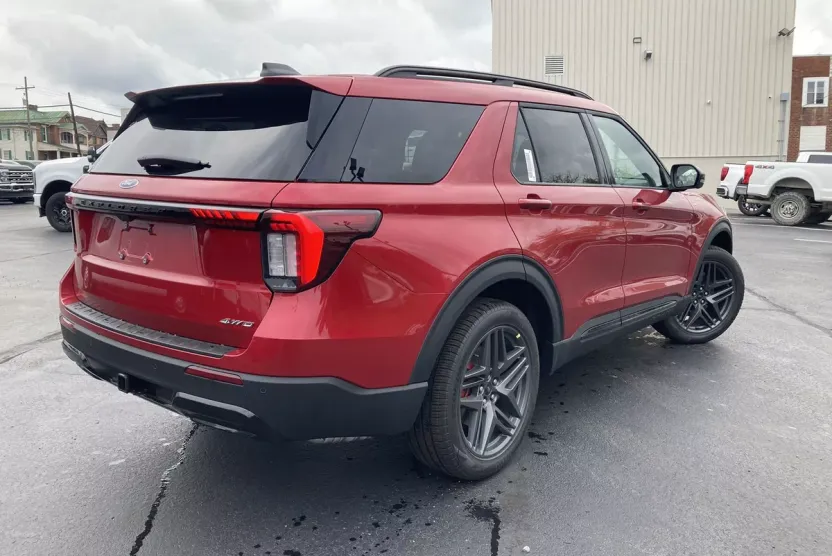 2025 Ford Explorer ST-Line photo 1