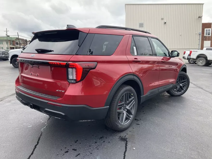 2025 Ford Explorer ST-Line photo 1