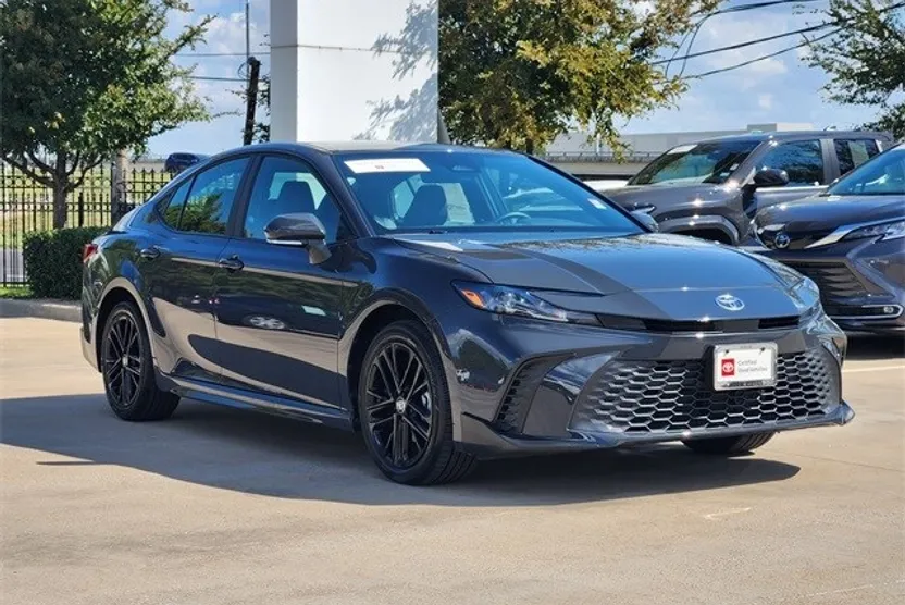 2025 Toyota Camry SE photo 1