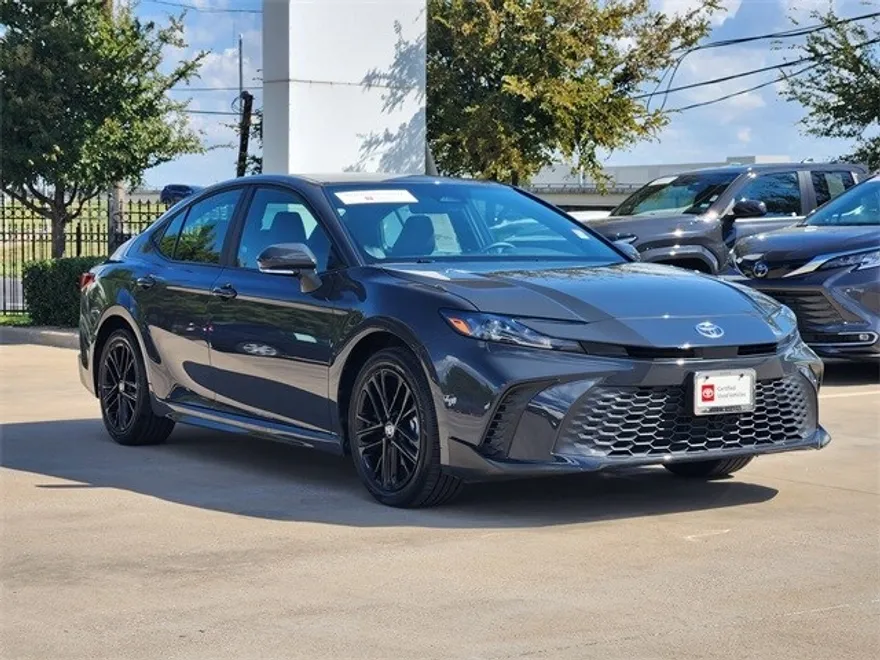 2025 Toyota Camry SE photo 1