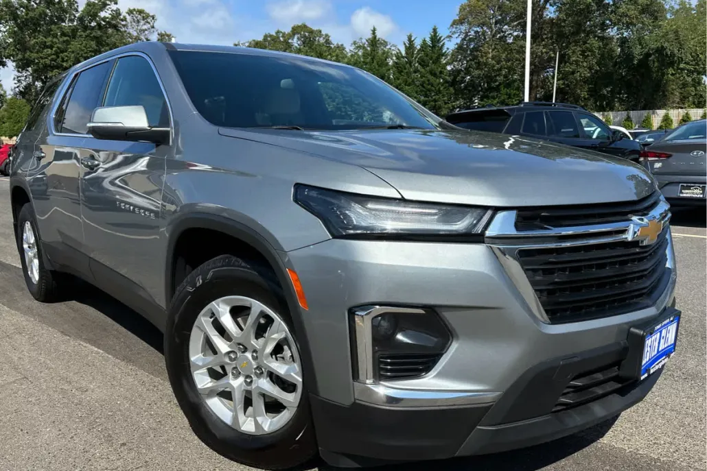 2023 Chevrolet Traverse LS photo 1